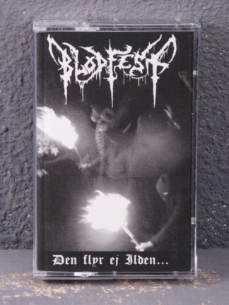 Blodfest – Den Flyr Ej Ilden… Tape